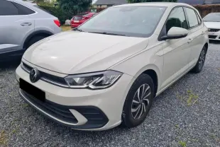 Volkswagen Polo TSI 95 DSG7 gris Ascot vue 3/4 avant droit avec jantes alliage et feux LED allumés