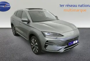 Vue 3/4 avant d'un SUV BYD SEAL U gris Time Grey avec jantes alliage bicolores et toit ouvrant panoramique.