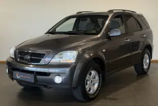 KIA Sorento gris 2005 en 3/4 avant droit, SUV diesel avec phares allumés et jantes alliage visibles.