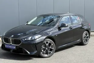 BMW Série 1 118d M Sport Saphirschwarz vue 3/4 avant droit avec jantes alliage 18 pouces et calandre noire.
