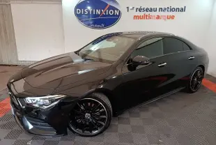 Mercedes CLA 200 d AMG Line noir vue 3/4 avant droit, avec jantes noires et phares LED allumés.