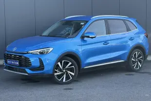 MG Motor ZS 1.5 Hybrid+ 197 Luxury bleu Como en 3/4 avant droit avec jantes alliage et rails de toit visibles.