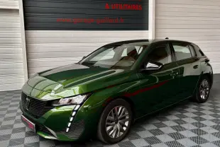 Peugeot 308 PureTech 110 S&S ACTIVE PACK vert, vue 3/4 avant droit avec feux LED verticaux distinctifs.