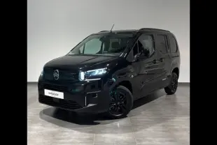 Citroën Berlingo Fourgon noir Perla Nera nacré vu en 3/4 avant droit avec portes coulissantes et jantes noires.