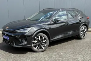 Vue 3/4 avant droite du CUPRA Formentor noir minuit avec jantes alliage 19'' Sandstorm et signature lumineuse Tri-LED.