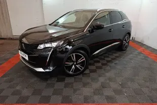 Peugeot 3008 hybride rechargeable noir, vue 3/4 avant droit, avec jantes alliage et feux LED allumés.