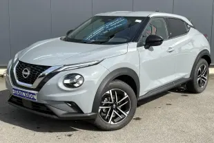 Nissan Juke gris Ceramic en 3/4 avant droit, avec jantes alliage noires et toit blanc contrasté.