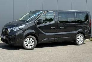 Vue de profil côté gauche du Nissan Primastar Combi noir Minuit avec portes latérales coulissantes et jantes alliage.