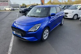 Suzuki Swift 1.2 Hybrid Privilege bleu vue 3/4 avant droit sur parking avec plaque occasion visible