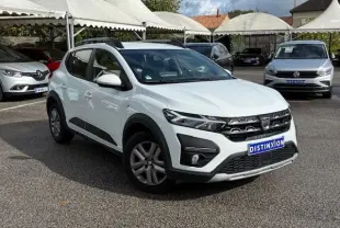 Vue 3/4 avant d'une Dacia Sandero Stepway blanche 2021 avec détails noirs et toit ouvrant en concession.