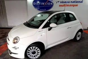 Vue 3/4 avant droite d'une FIAT 500 Dolcevita blanche avec jantes argentées et toit noir brillant.