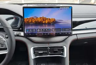 Vue 3/4 avant gauche du SUV BYD SEAL U hybride rechargeable en couleur Boundless Cloud sur parking extérieur.