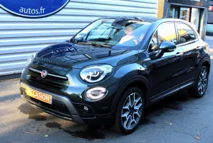 Fiat 500X vert Toscane métal vue 3/4 avant droit avec jantes alliage et calandre noire brillante.