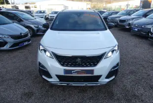 Peugeot 3008 GT Line blanc nacré vue de face, avec calandre noire et phares LED allumés.