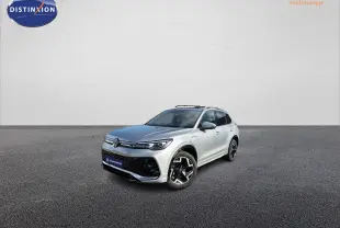 Volkswagen Tiguan 1.5 eHybrid 2025 argent Dolomite, vue 3/4 avant droit avec toit ouvrant panoramique.