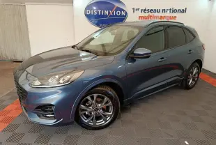Ford Kuga bleu en vue 3/4 avant droit, avec jantes alliage et toit noir dans un showroom intérieur.
