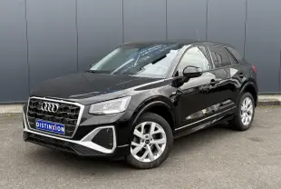 Audi Q2 35 TFSI S-Line noir Mythe en 3/4 avant droit, avec jantes alliage 17 pouces et signature S line sur ailes avant.