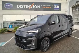 Vue 3/4 avant droit du FIAT ULYSSE XL noir perla, mettant en valeur sa calandre moderne et ses jantes sombres.