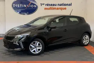 Renault Clio Evolution Blue dCi 100 noir vue de profil côté gauche dans un showroom avec éclairage intérieur.