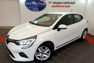 Renault Clio Business TCe 100 blanc en 3/4 avant droit, phares LED allumés, sur sol damier noir et rouge intérieur showroom