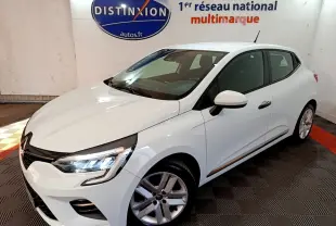 Renault Clio Business blanche vue 3/4 avant droit, avec phares LED allumés et jantes alliage visibles.