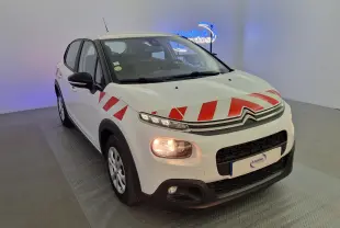 Citroën C3 Société blanche vue 3/4 avant droit avec bandes rouges diagonales sur capot et aile avant.
