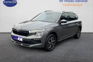 Vue 3/4 avant droite d'un Skoda Kamiq gris graphite métal 2025 avec jantes bi-ton et toit ouvrant.