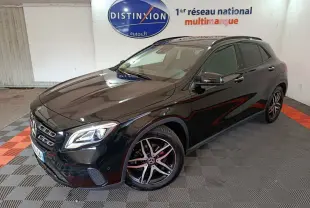 Mercedes GLA 220 d noir vue 3/4 avant droit, avec jantes alliage et phares LED dans un showroom intérieur.
