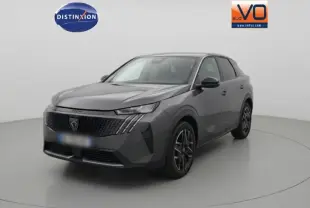 Peugeot 3008 Hybrid 136 e-DCS6 Allure gris foncé en 3/4 avant droit avec jantes alliage 19 pouces dans studio blanc.