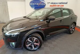 Nissan Qashqai e-Power noir en 3/4 avant droit, avec jantes alliage et logo e-Power visible sur la porte.