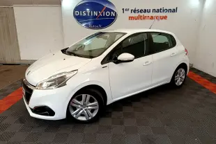 Peugeot 208 Puretech 82 Signature blanc vue 3/4 avant droit dans un showroom avec sol à damier noir et rouge.