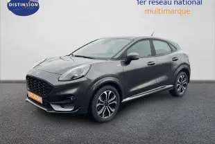 Vue 3/4 avant d'un Ford Puma gris magnetic metal avec jantes bi-ton et calandre noire distinctive.