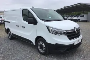 Renault Trafic Fourgon blanc en vue 3/4 avant droit, avec calandre noire et phares LED distinctifs.