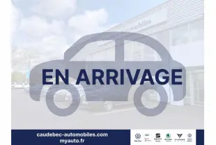 Vue 3/4 avant d’un Volkswagen Taigo gris avec toit noir et jantes alliage 18 pouces, stationné devant un bâtiment.