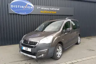 Peugeot Partner Tepee HDI 110 brun en 3/4 avant droit, avec barres de toit et pare-chocs noir mat visible.