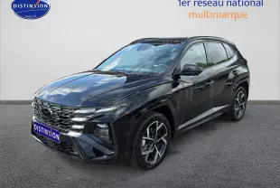 Hyundai Tucson noir en 3/4 avant droit, mettant en valeur sa calandre chromée et ses jantes alu design.