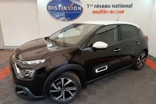 Citroën C3 PureTech 110 noir vue 3/4 avant droit avec toit et rétroviseurs blancs en intérieur showroom.