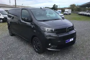Citroën Jumpy Cabine Approfondie gris titane en 3/4 avant droit, avec calandre noire et jantes foncées.