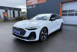 Audi A5 Avant blanc glacier métallisé vue 3/4 avant droit, avec calandre noire et jantes distinctives noires et argentées.