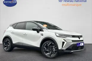 Renault Captur 2025 blanc vue 3/4 avant droit avec jantes noires et détails esprit Alpine visibles