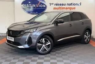 Peugeot 3008 gris foncé vue 3/4 avant droit, avec phares LED et jantes alliage distinctives.