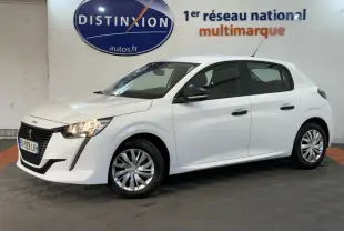 Peugeot 208 blanche vue de côté droit 3/4 avant, avec calandre noire et jantes argentées en intérieur showroom.