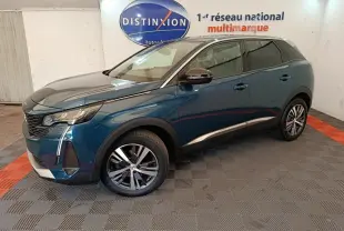 Peugeot 3008 PureTech 130 S&S Allure bleu vue 3/4 avant droit dans un showroom avec logo Distinxion.