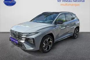 Vue 3/4 avant droite du Hyundai Tucson gris shadow avec calandre chromée et jantes alu distinctives.