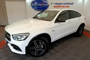 Vue 3/4 avant droit d'un Mercedes GLC Coupé blanc avec jantes AMG noires et vitres teintées.