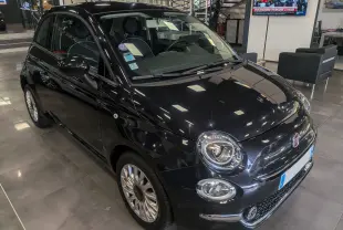 Fiat 500 1.2 69 CH Lounge noire vue en 3/4 avant droit dans un showroom avec reflets au plafond.