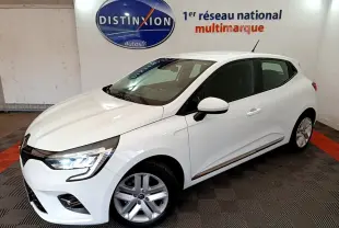 Renault Clio Business Blue dCi 85 blanche vue 3/4 avant droit avec phares LED allumés en intérieur showroom.