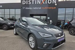 SEAT Ibiza 2025 bleu Fjord vue 3/4 avant droit avec phares LED et jantes alliage 16 pouces
