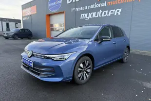 Volkswagen Golf 2.0 TDI 150 DSG 7 bleu anémone métallisé vue 3/4 avant avec jantes distinctives et vitres surteintées.