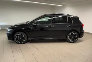 Vue de profil côté gauche d'une Volkswagen Golf 2.0 TDI R-Line noire Grenadille avec toit ouvrant panoramique.